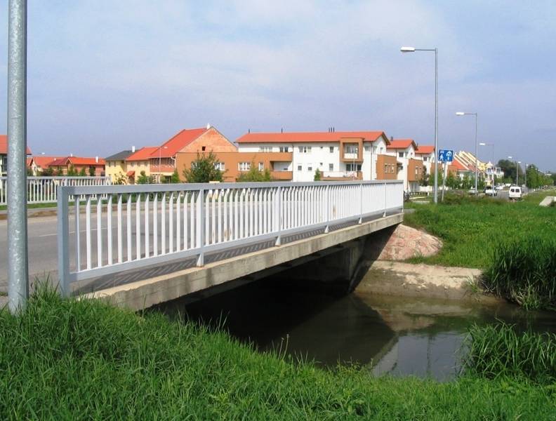 Az új lakóterület feltárása érdekében épített híd