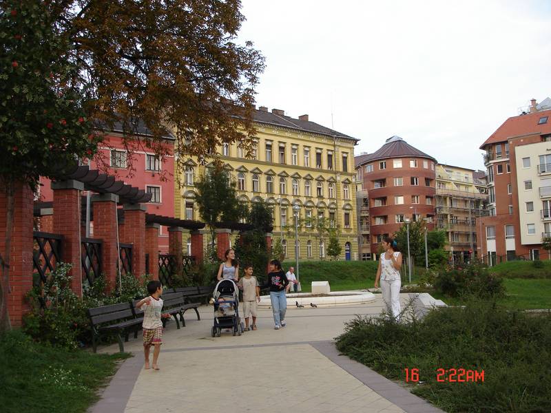 A budapesti belváros első új parkjának sétánya a Lenhossék park kialakítása után