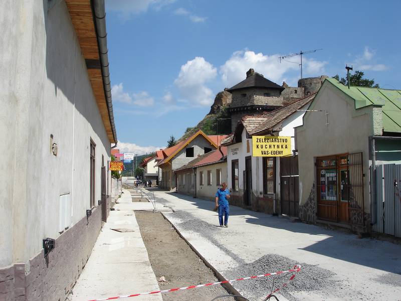 A várhoz vezető utca a rehabilitáció közben