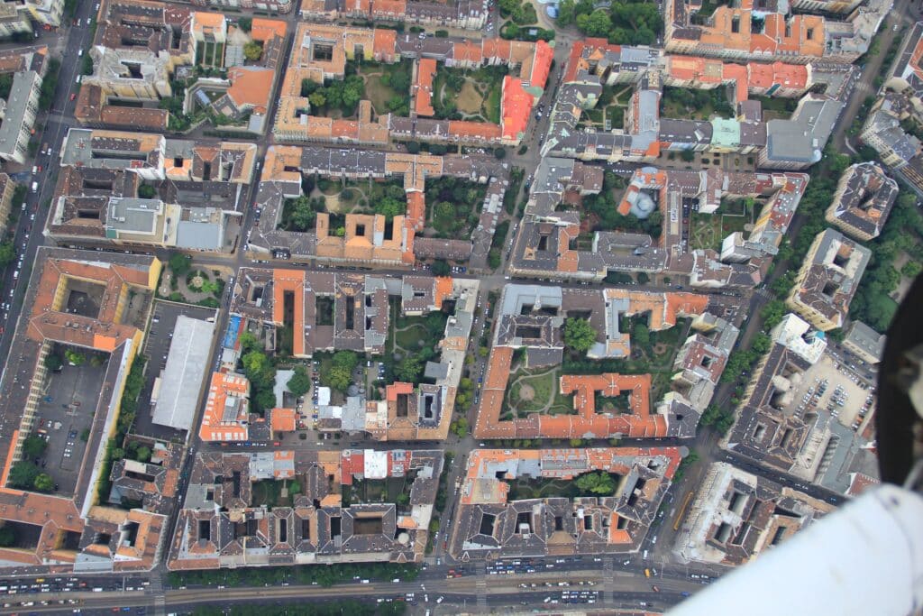 „Fenntartható közösségek, helyi közszolgáltatások, komplex fejlesztések.  Régi és új paradigmák” címmel rendezett élénk érdeklődéssel kísért konferenciát a veszprémi önkormányzat és akadémiai bizottság